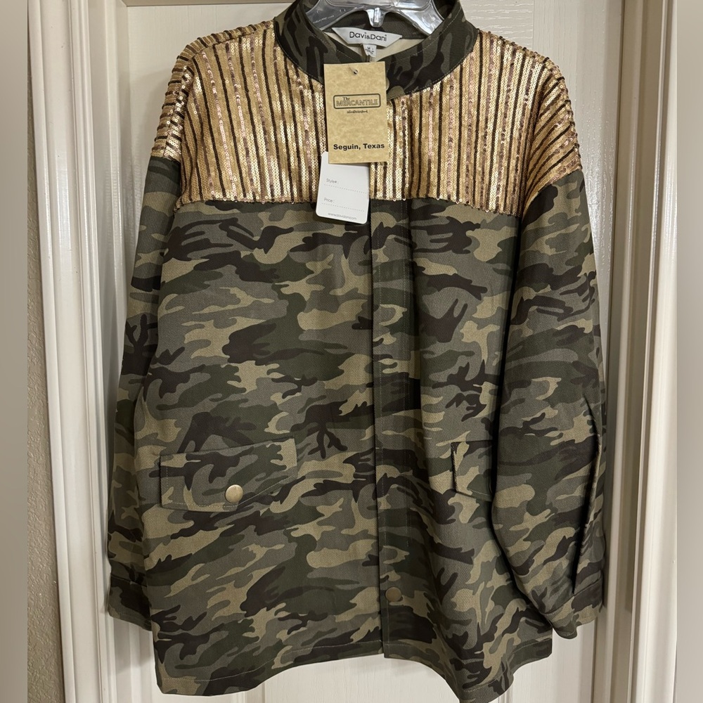 NWT Davi & Dani Camouflage/Gold Women’s Medium Jacket